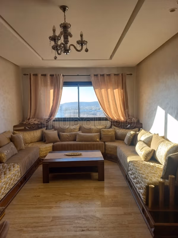 Location d'un appartement à Hay Mohammadi. 
3 belles chambres. 
Antenne parabolique et Porte blindée