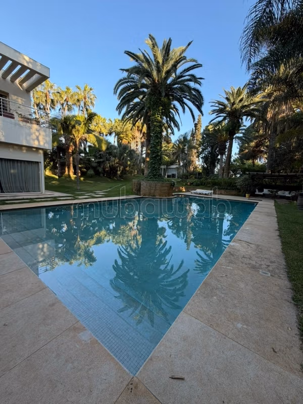 TE KOOP Luxe Villa Dichtbij het MegaMall