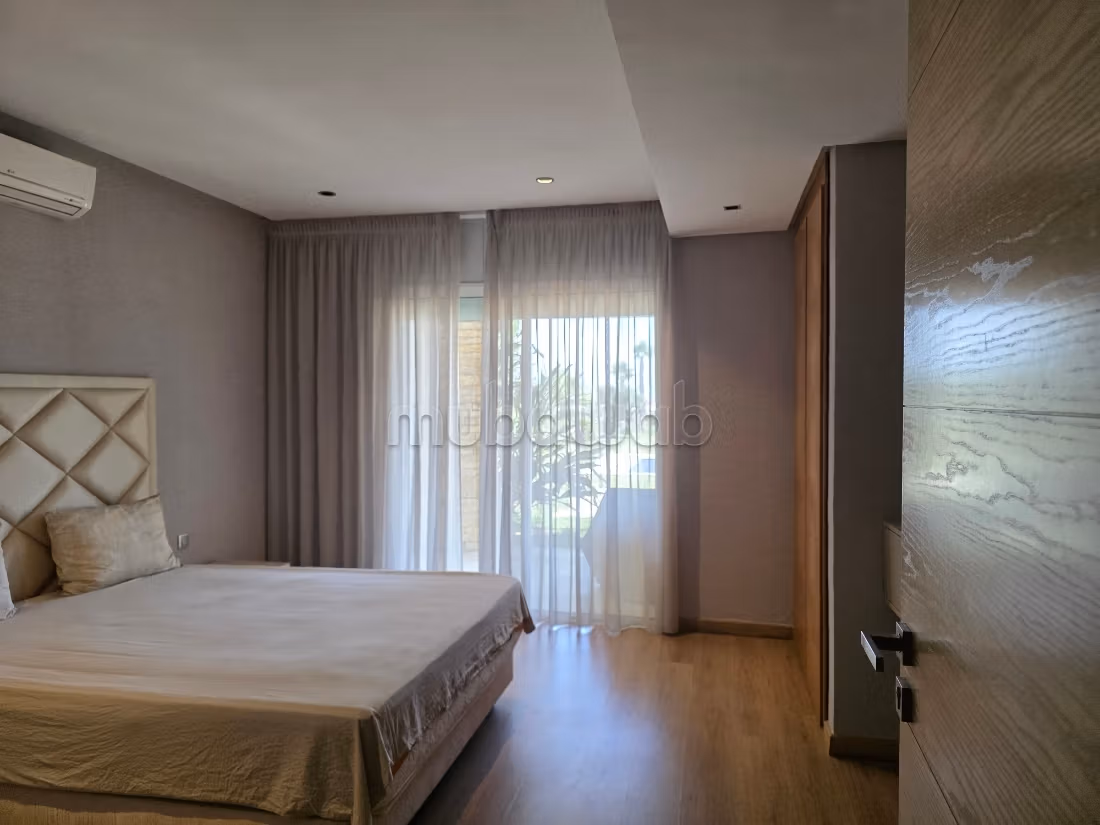 Verfijnde moderne villa aan de golfbaan in de Groene Stad