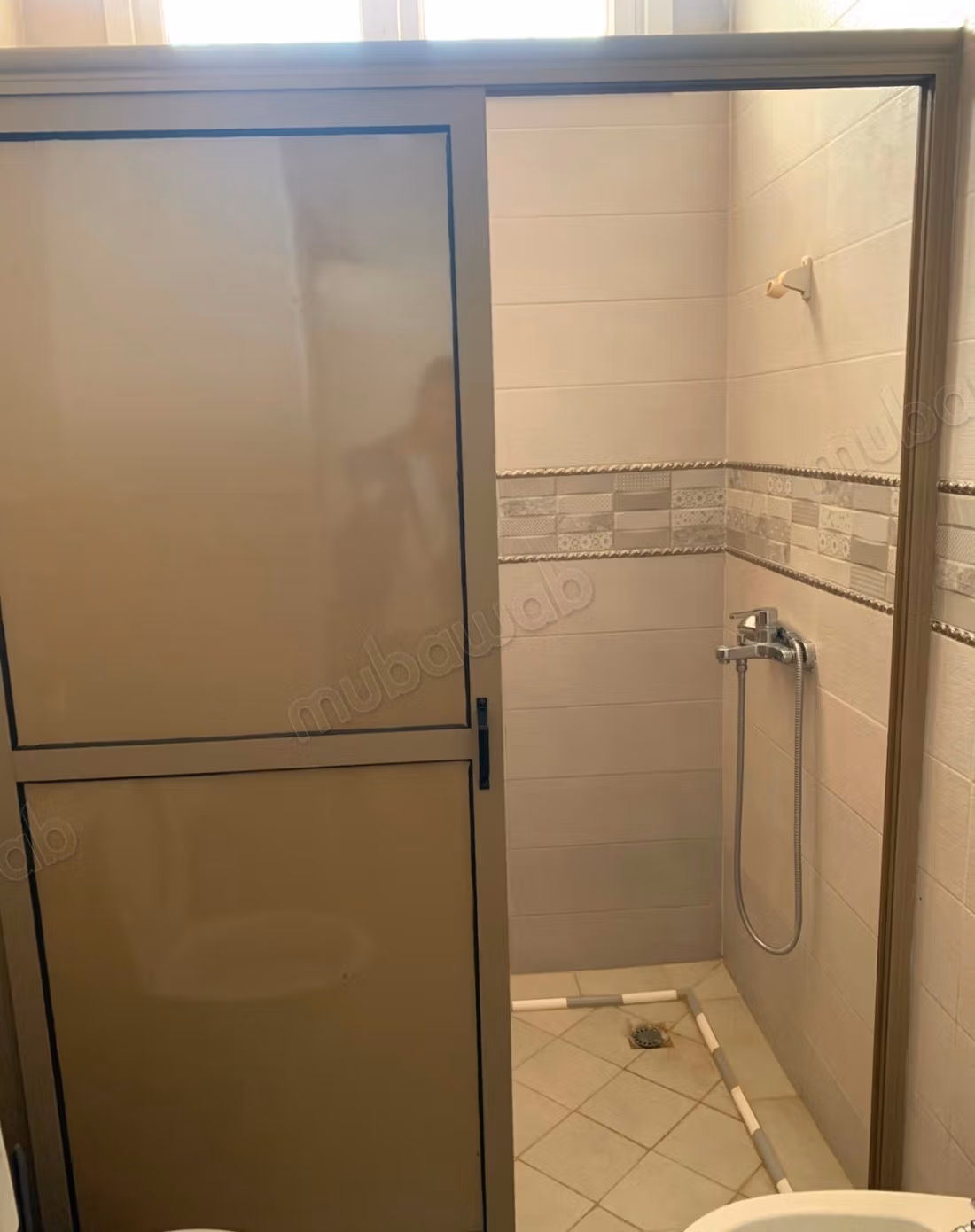 Villa de 2 pisos con jardín