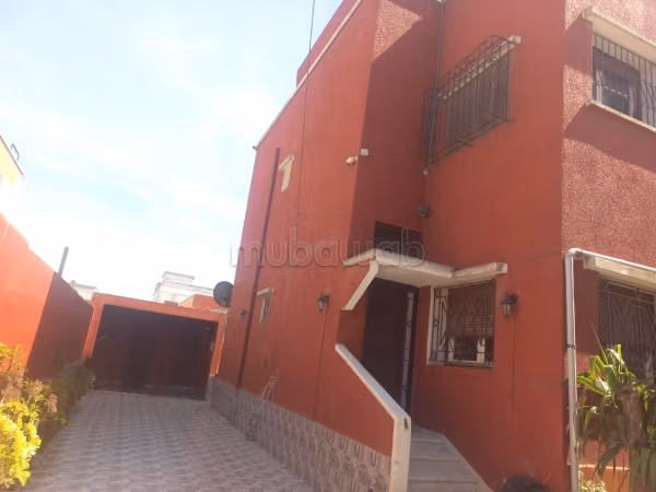 Villa de 2 pisos con jardín