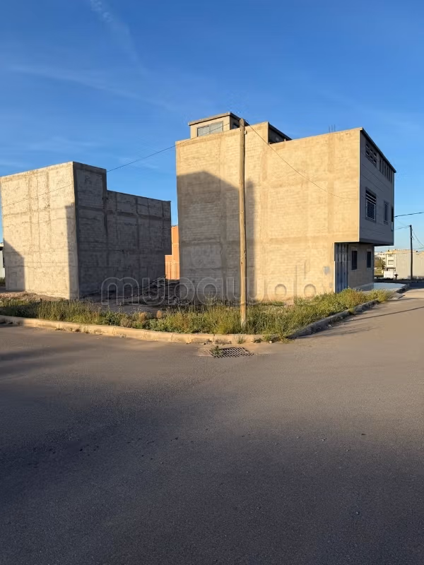 Terrain de 120 m 2 facades