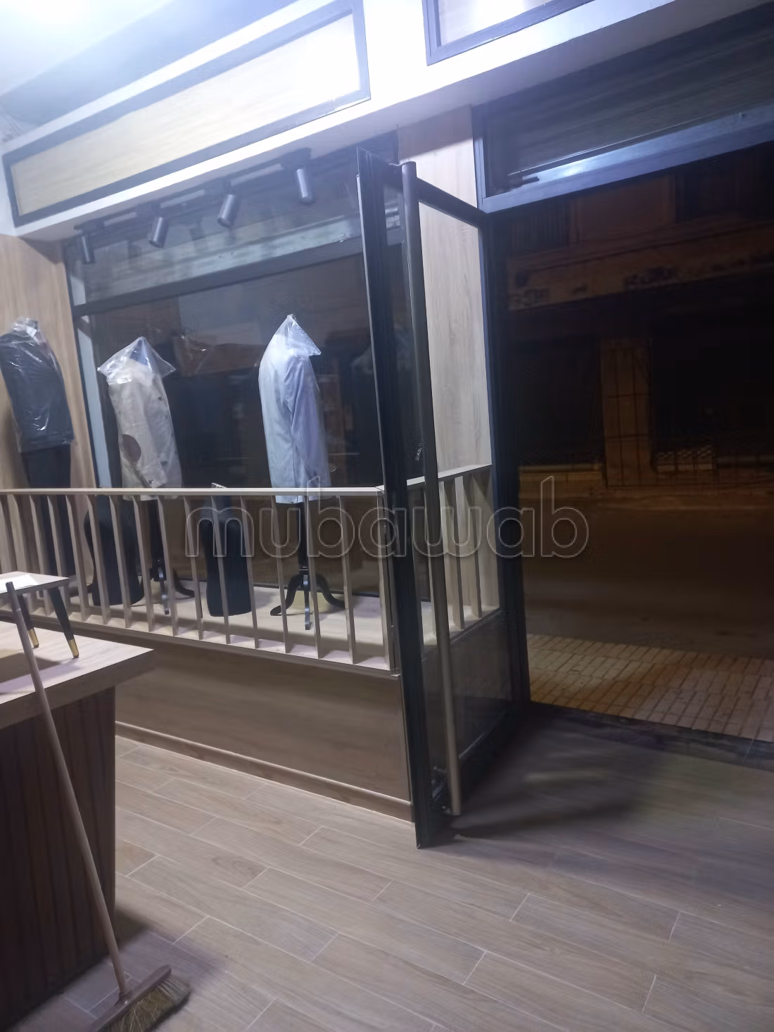 Local commercial en location en Centre ville.
Surface de 140 m².
Climatisation