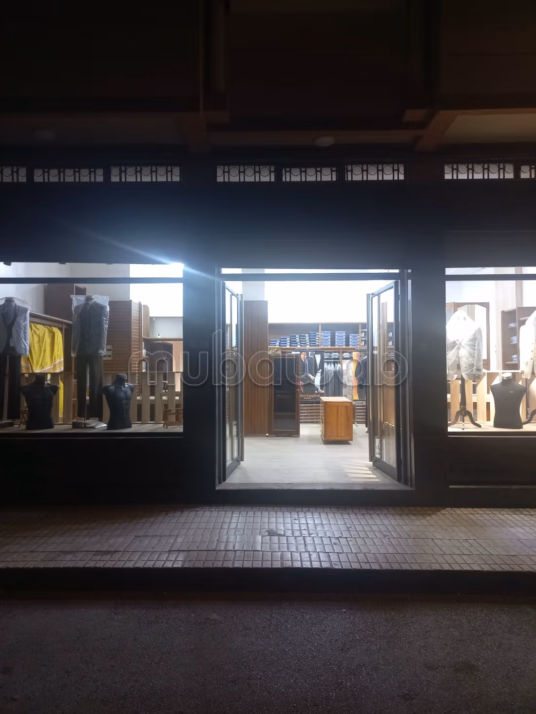 Local commercial en location en Centre ville.
Surface de 140 m².
Climatisation