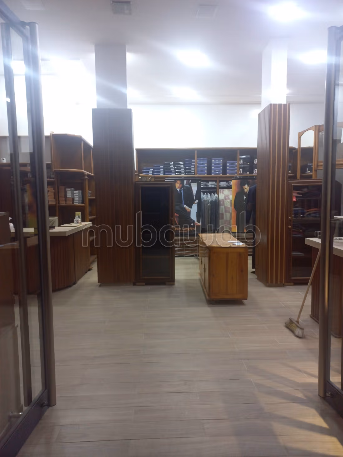 Local commercial en location en Centre ville.
Surface de 140 m².
Climatisation