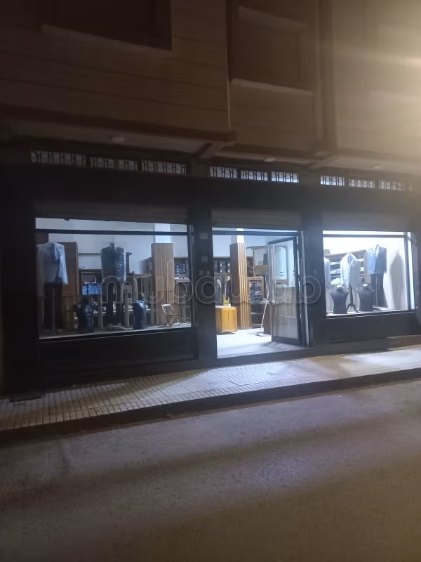 Local commercial en location en Centre ville.
Surface de 140 m².
Climatisation