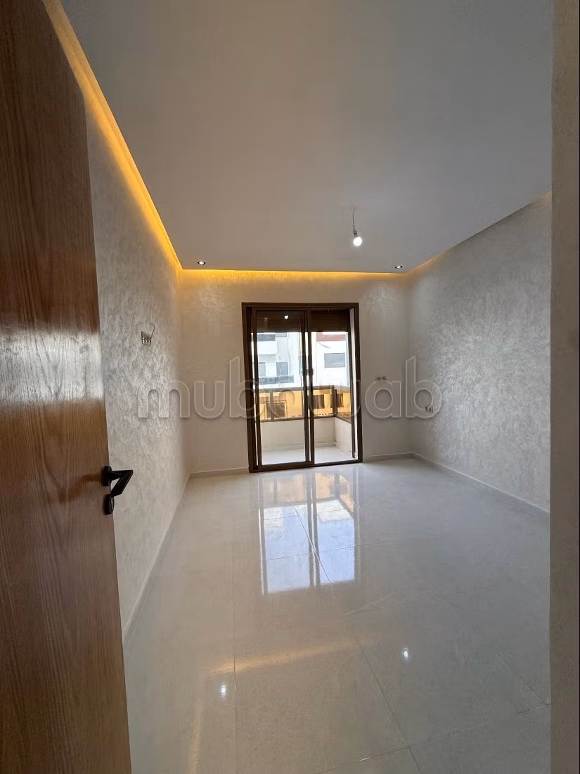 Piso en venta. 2 hermosas habitaciones. Salón tradicional y puerta blindada