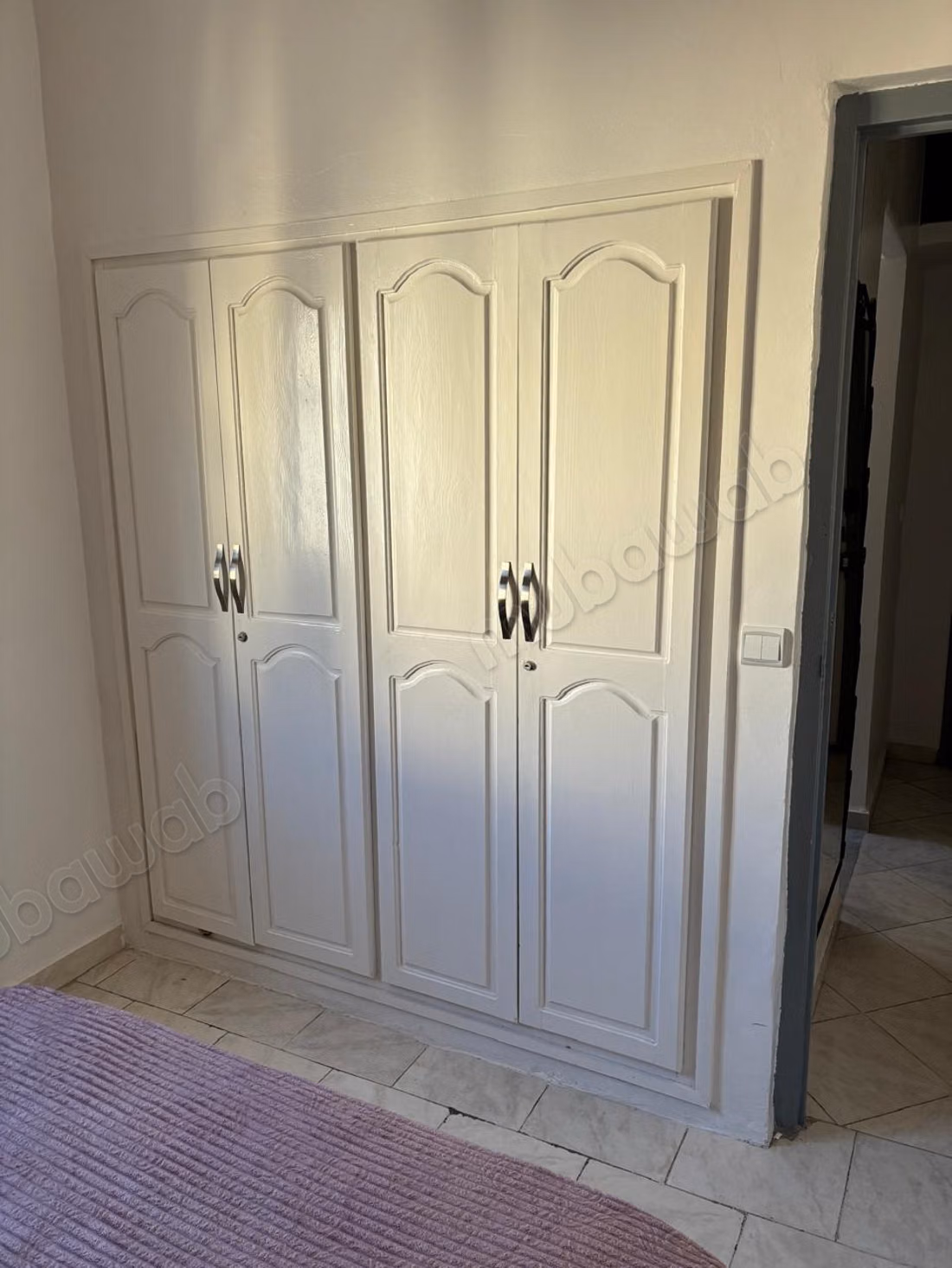 Location d'un appartement à Bab Enzh. 2 chambres. Porte blindée et vue sur mer