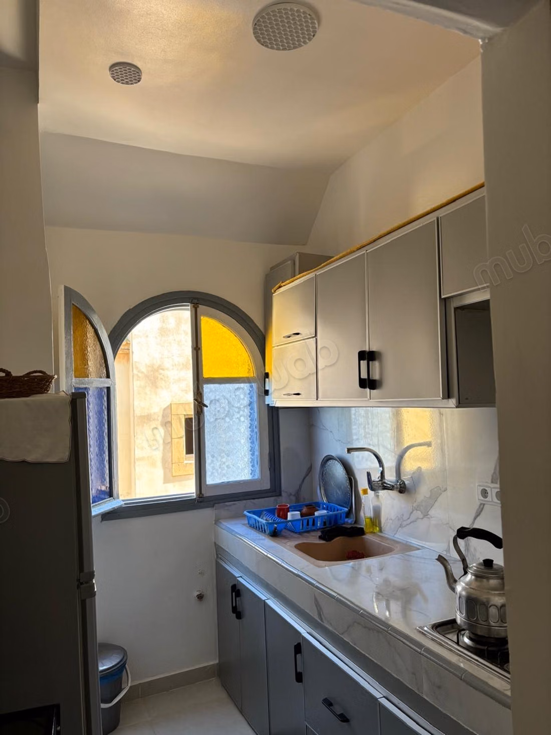 Location d'un appartement à Bab Enzh. 2 chambres. Porte blindée et vue sur mer