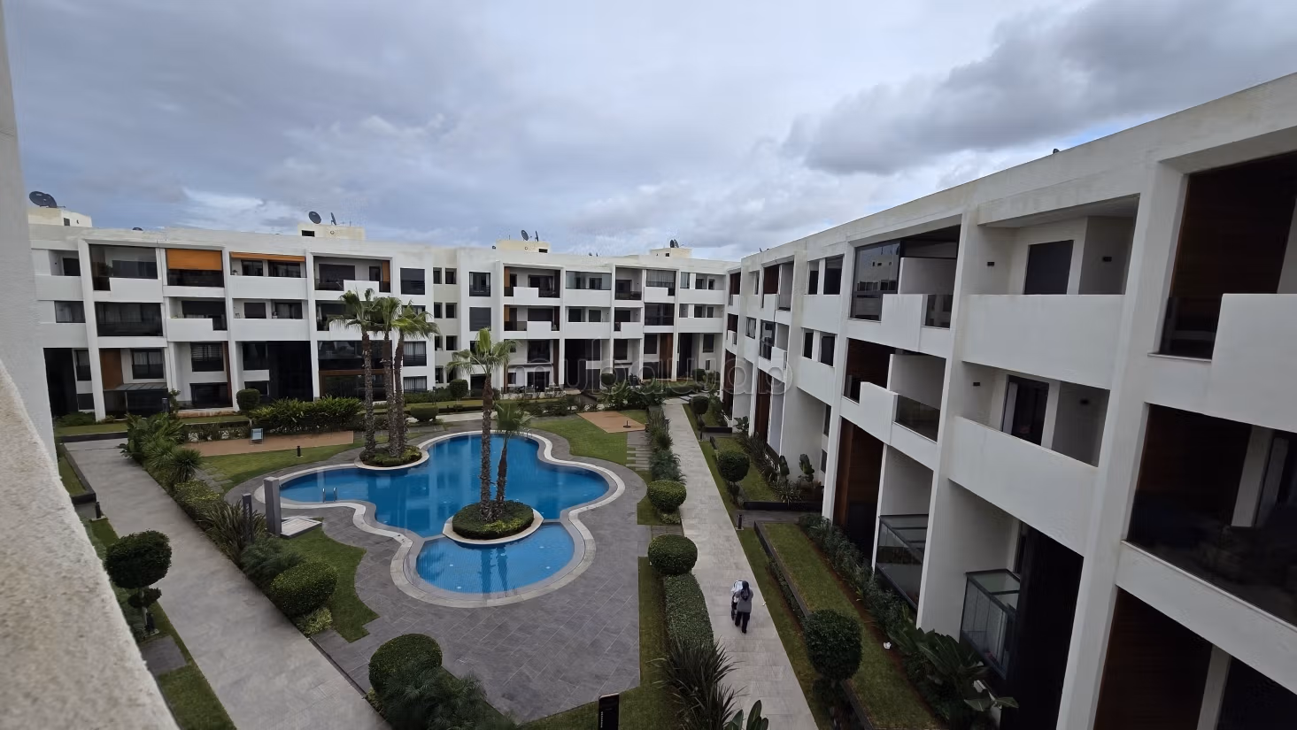 Appartement en location à Ville Verte. 
3 grandes pièces. 
Antenne parabolique, résidence sécurisée — 6