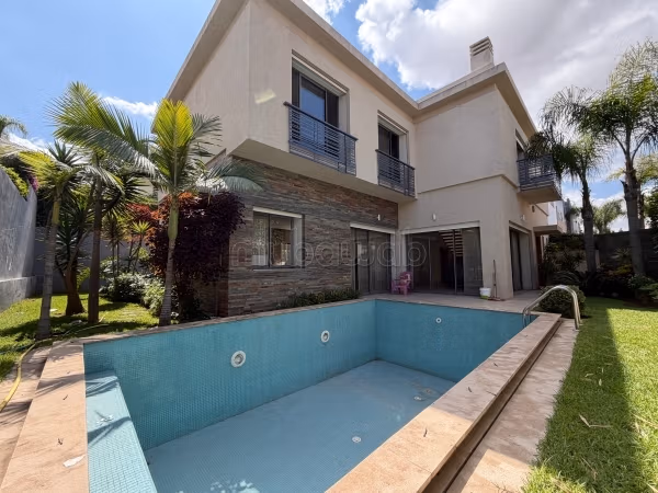 Villa d’architecte jumelée à vendre à Sidi Maarouf – emplacement stratégique