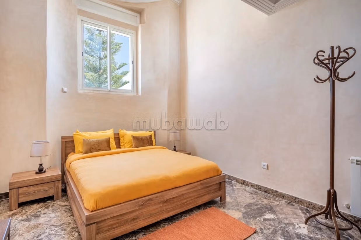 Villa de standing à louer pour vos vacances à Jbel Kbir. Superficie 1000 m². Jardin et terrasse