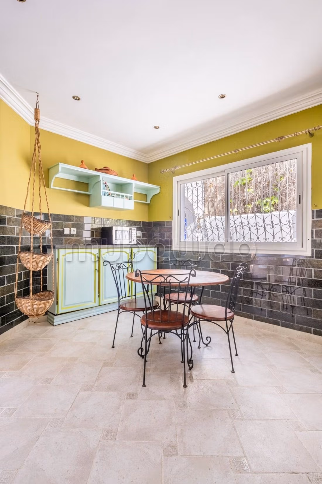 Villa de standing à louer pour vos vacances à Jbel Kbir. Superficie 1000 m². Jardin et terrasse