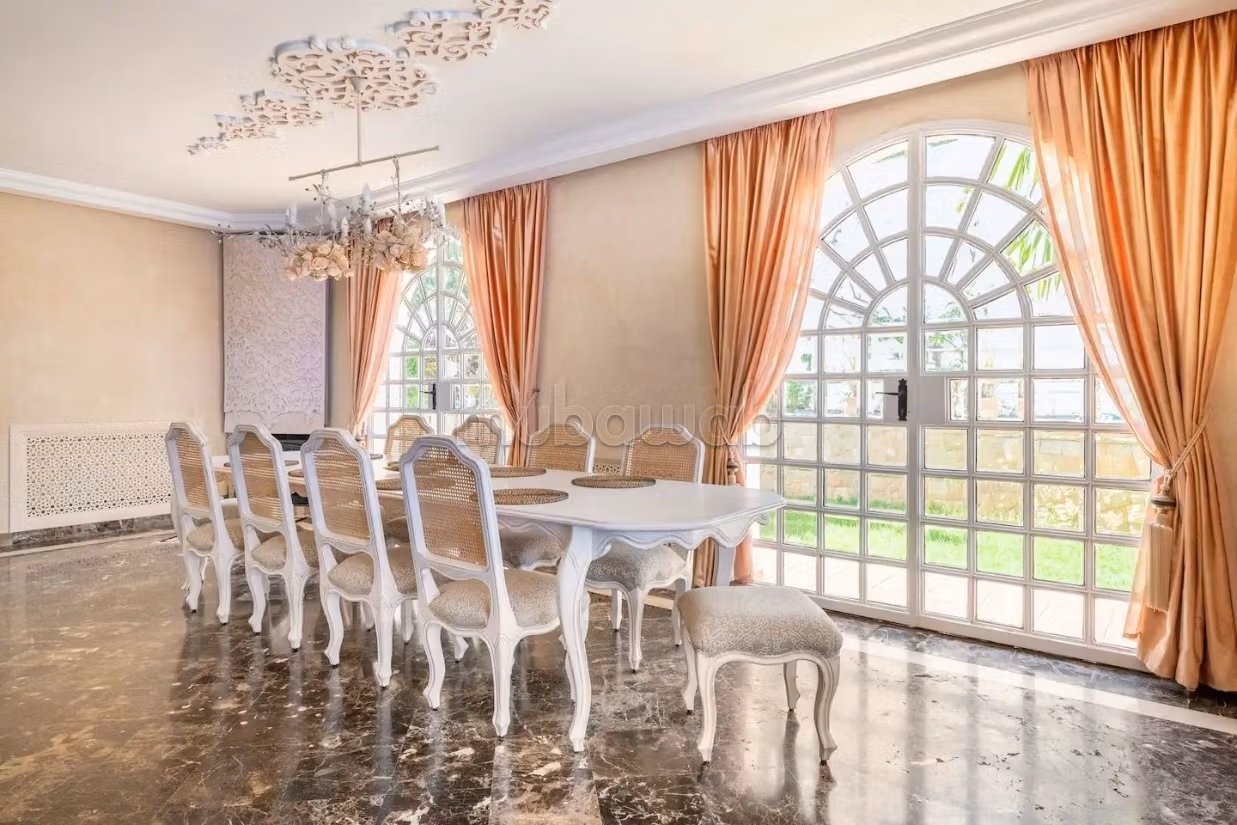 Villa de standing à louer pour vos vacances à Jbel Kbir. Superficie 1000 m². Jardin et terrasse
