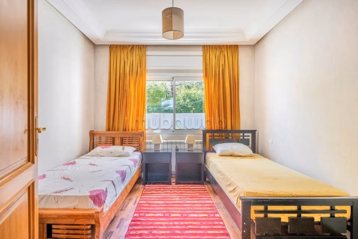 Villa de standing à louer pour vos vacances à Jbel Kbir. Superficie 1000 m². Jardin et terrasse