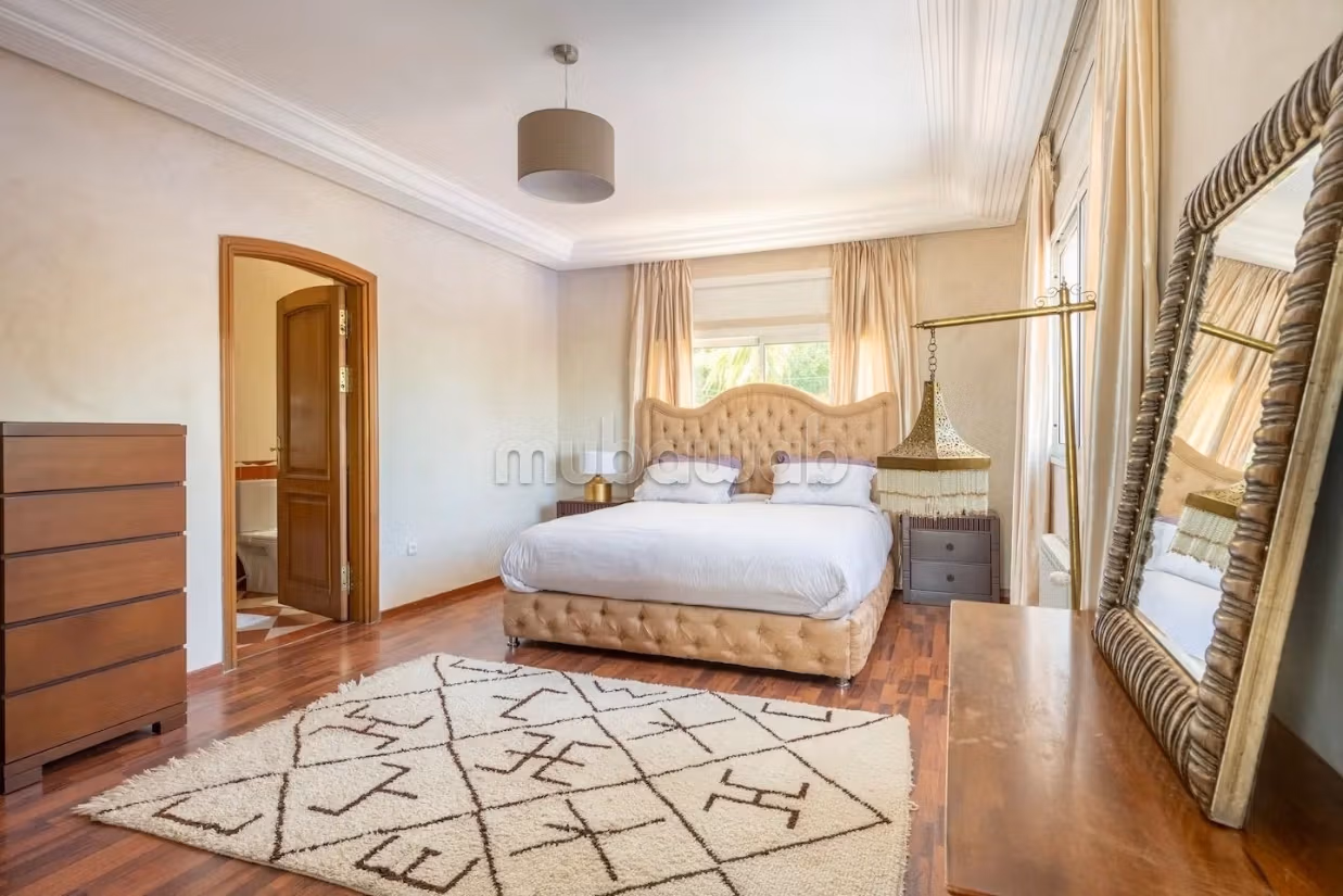 Villa de standing à louer pour vos vacances à Jbel Kbir. Superficie 1000 m². Jardin et terrasse