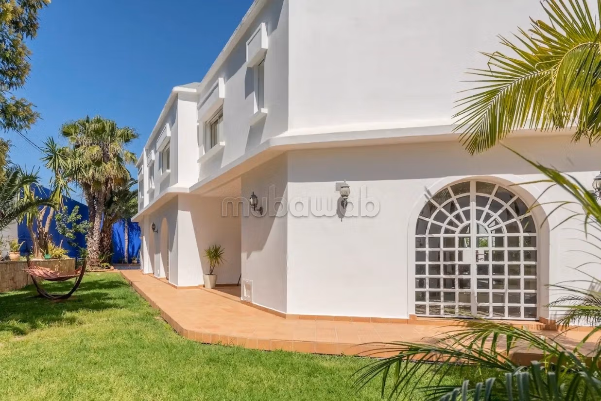 Villa de standing à louer pour vos vacances à Jbel Kbir. Superficie 1000 m². Jardin et terrasse