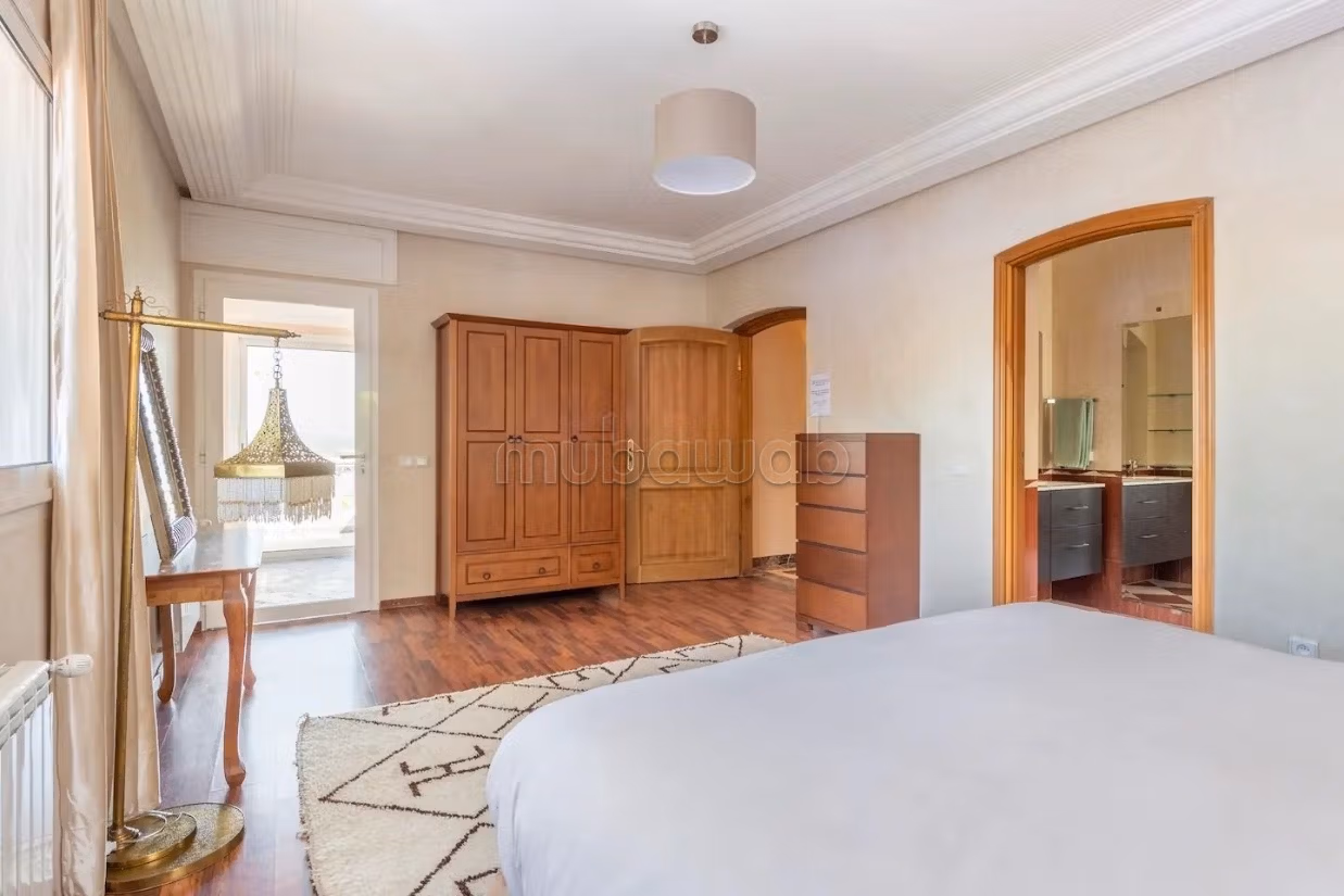 Villa de standing à louer pour vos vacances à Jbel Kbir. Superficie 1000 m². Jardin et terrasse