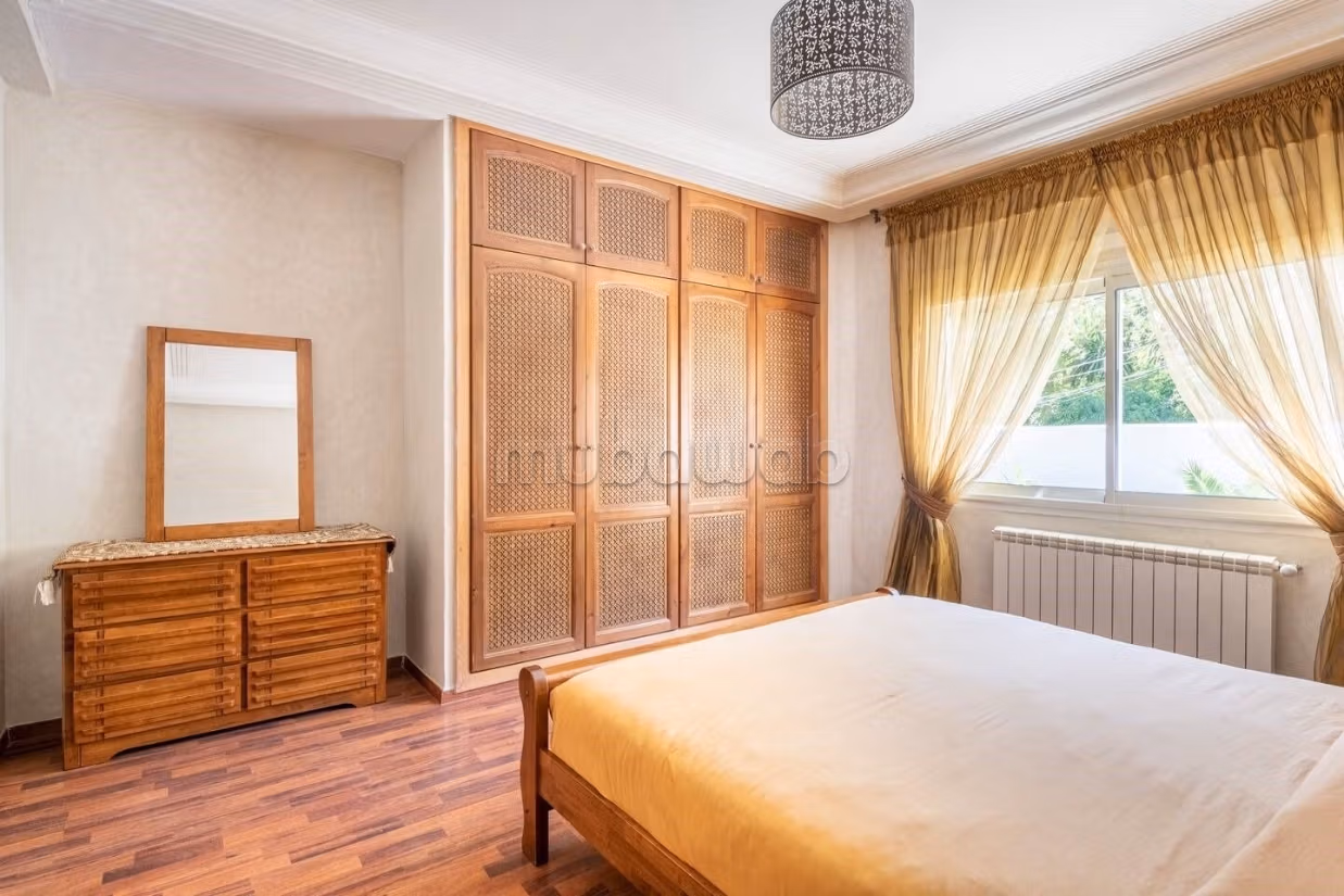 Villa de standing à louer pour vos vacances à Jbel Kbir. Superficie 1000 m². Jardin et terrasse