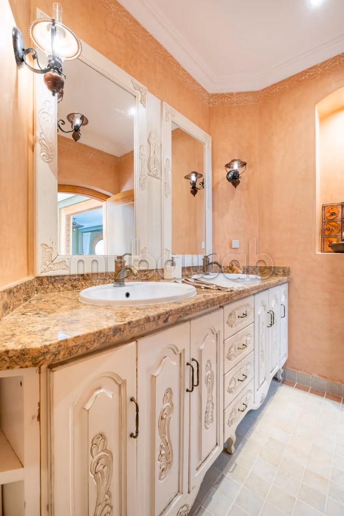 Villa de standing à louer pour vos vacances à Jbel Kbir. Superficie 1000 m². Jardin et terrasse