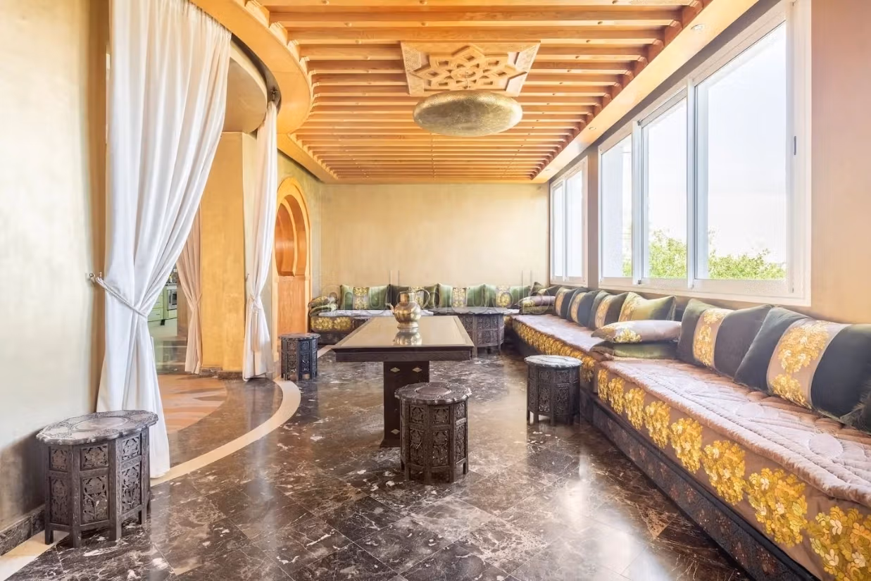 Villa de standing à louer pour vos vacances à Jbel Kbir. Superficie 1000 m². Jardin et terrasse