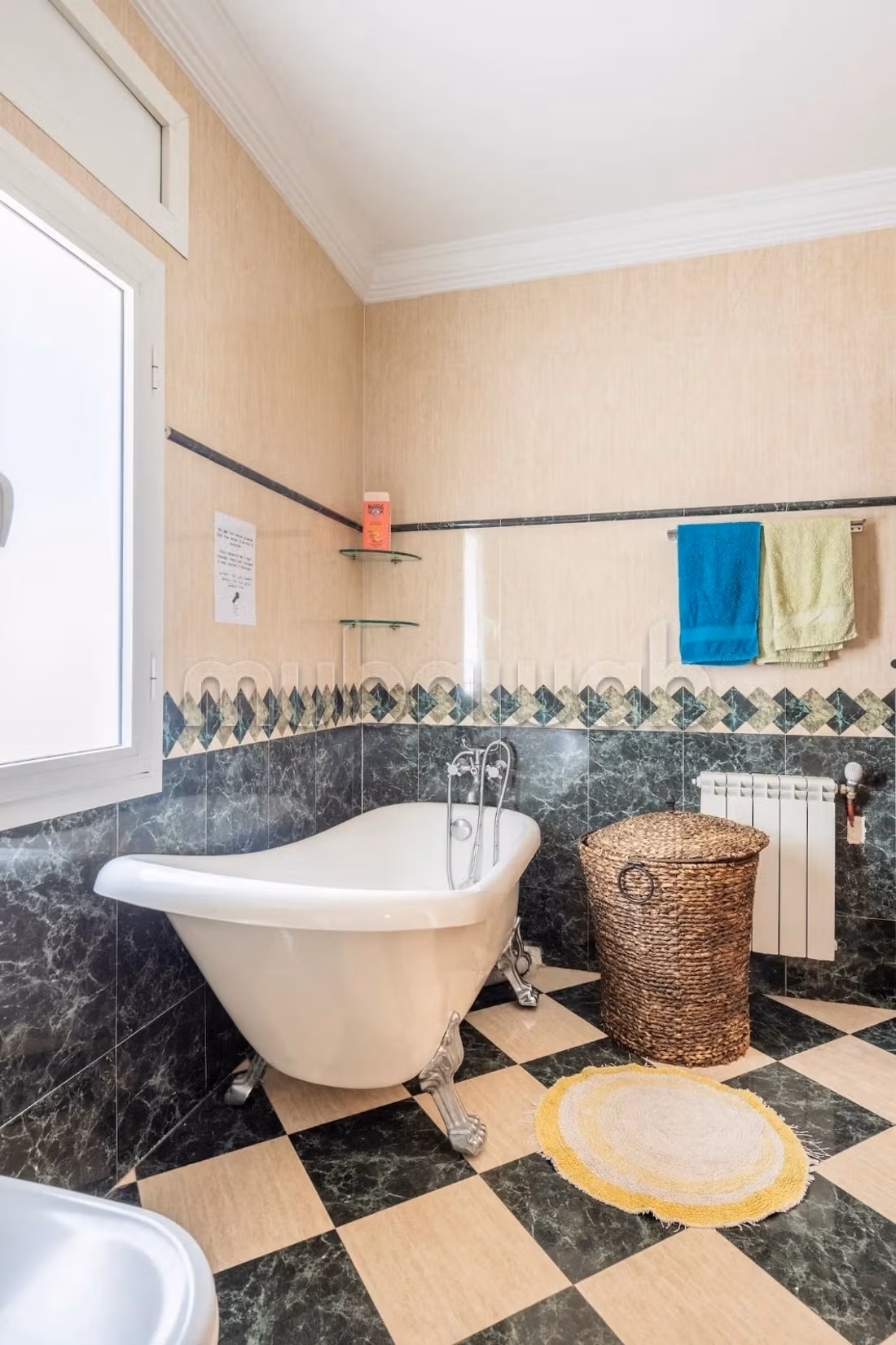 Villa de standing à louer pour vos vacances à Jbel Kbir. Superficie 1000 m². Jardin et terrasse