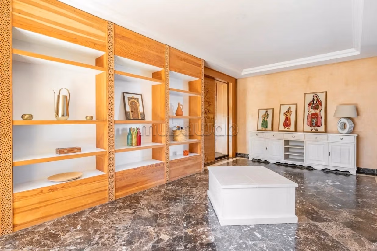 Villa de standing à louer pour vos vacances à Jbel Kbir. Superficie 1000 m². Jardin et terrasse