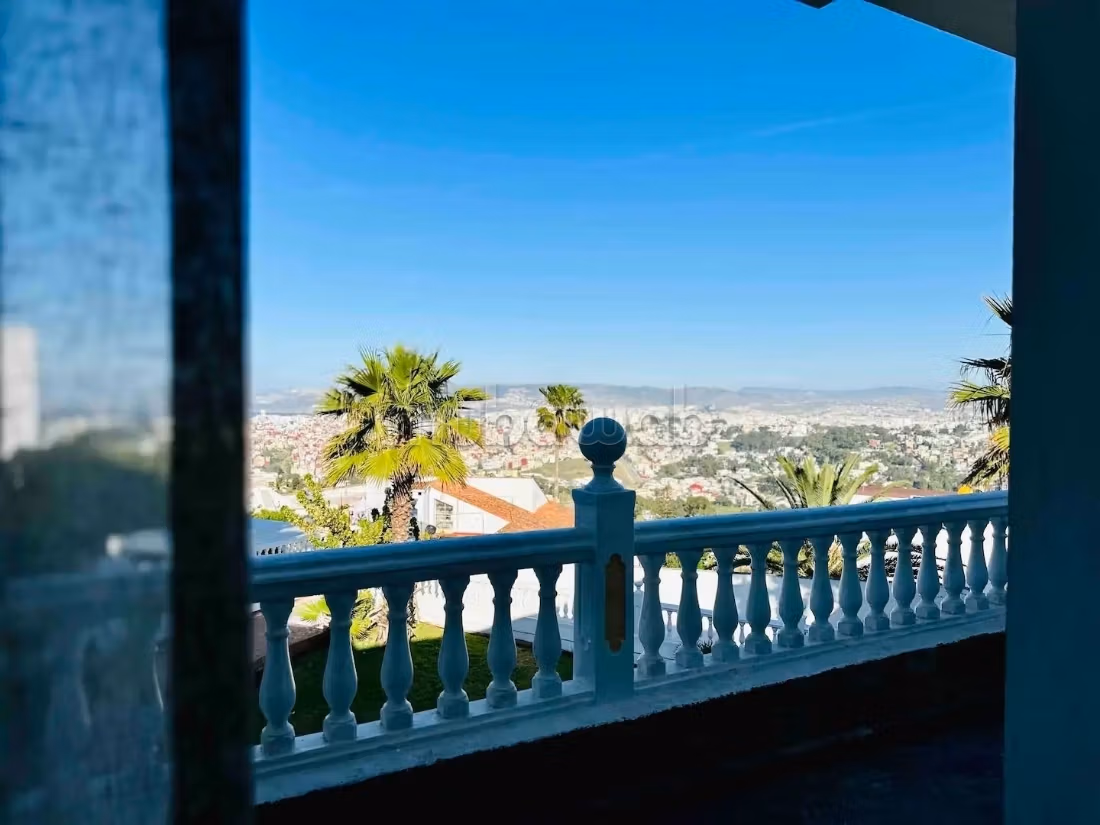 Villa de standing à louer pour vos vacances à Jbel Kbir. Superficie 1000 m². Jardin et terrasse
