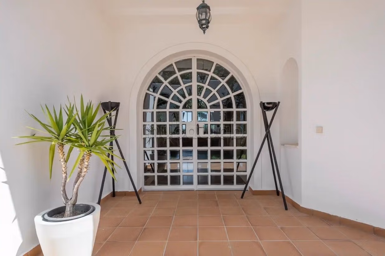 Villa de standing à louer pour vos vacances à Jbel Kbir. Superficie 1000 m². Jardin et terrasse