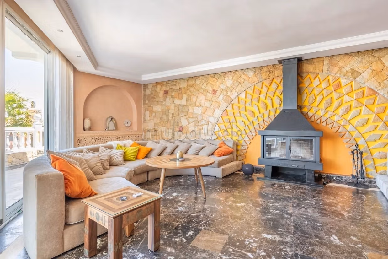 Villa de standing à louer pour vos vacances à Jbel Kbir. Superficie 1000 m². Jardin et terrasse