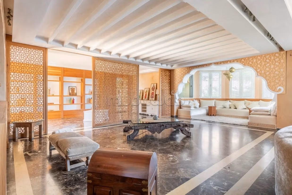 Villa de standing à louer pour vos vacances à Jbel Kbir. Superficie 1000 m². Jardin et terrasse