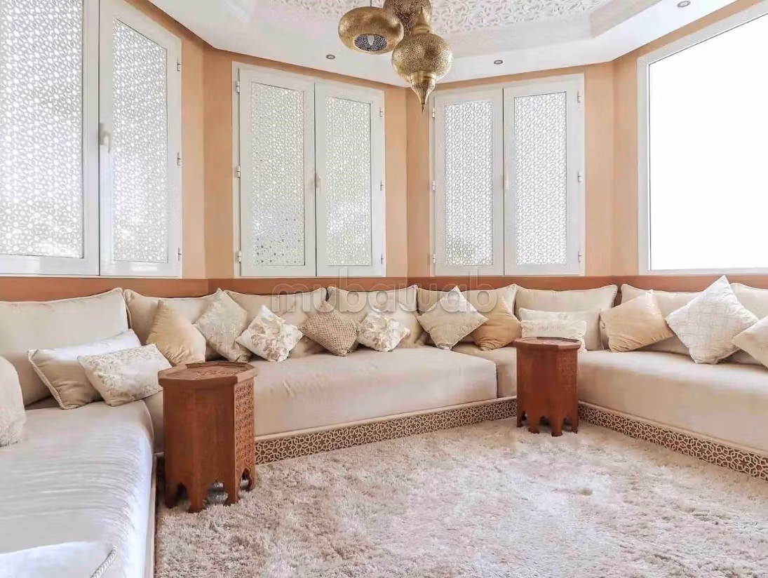 Villa de standing à louer pour vos vacances à Jbel Kbir. Superficie 1000 m². Jardin et terrasse