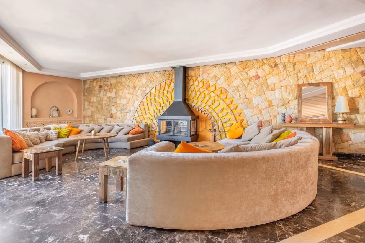 Villa de standing à louer pour vos vacances à Jbel Kbir. Superficie 1000 m². Jardin et terrasse
