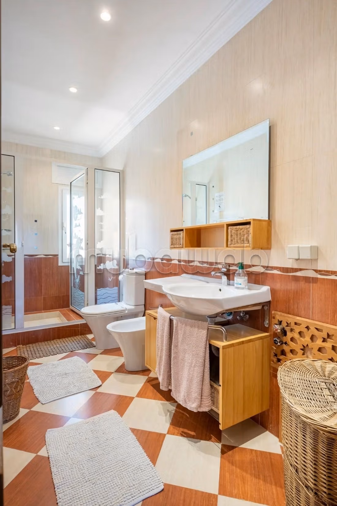 Villa de standing à louer pour vos vacances à Jbel Kbir. Superficie 1000 m². Jardin et terrasse