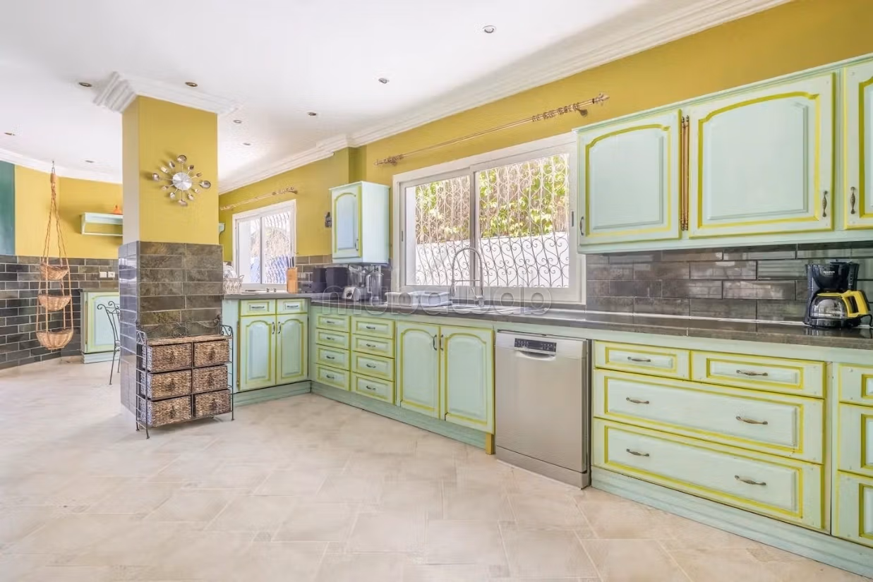 Villa de standing à louer pour vos vacances à Jbel Kbir. Superficie 1000 m². Jardin et terrasse