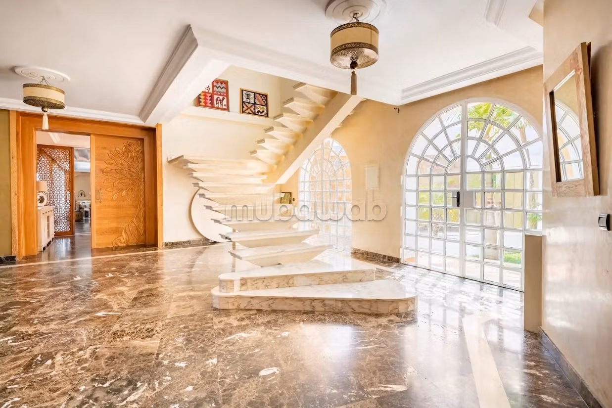 Villa de standing à louer pour vos vacances à Jbel Kbir. Superficie 1000 m². Jardin et terrasse