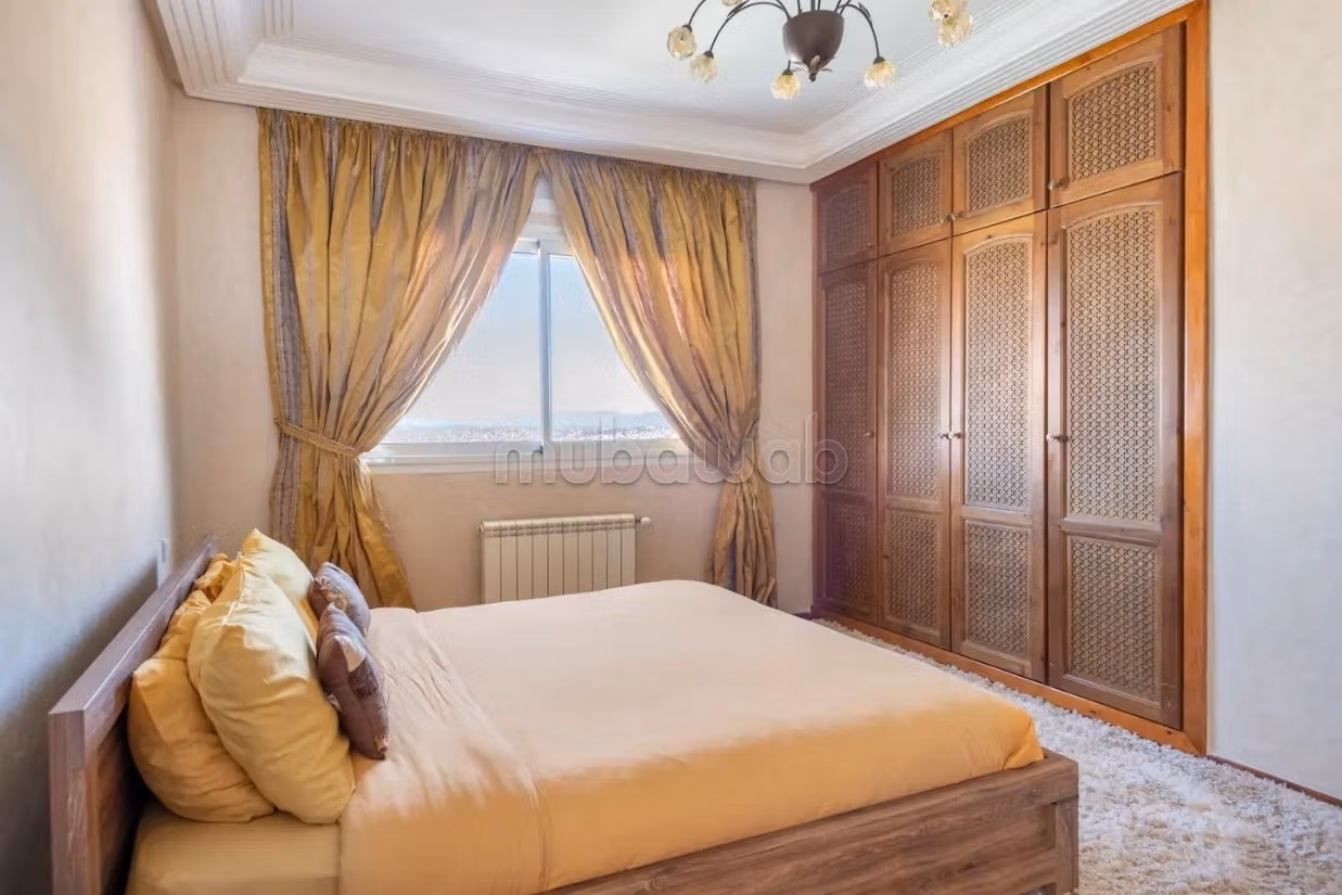 Villa de standing à louer pour vos vacances à Jbel Kbir. Superficie 1000 m². Jardin et terrasse