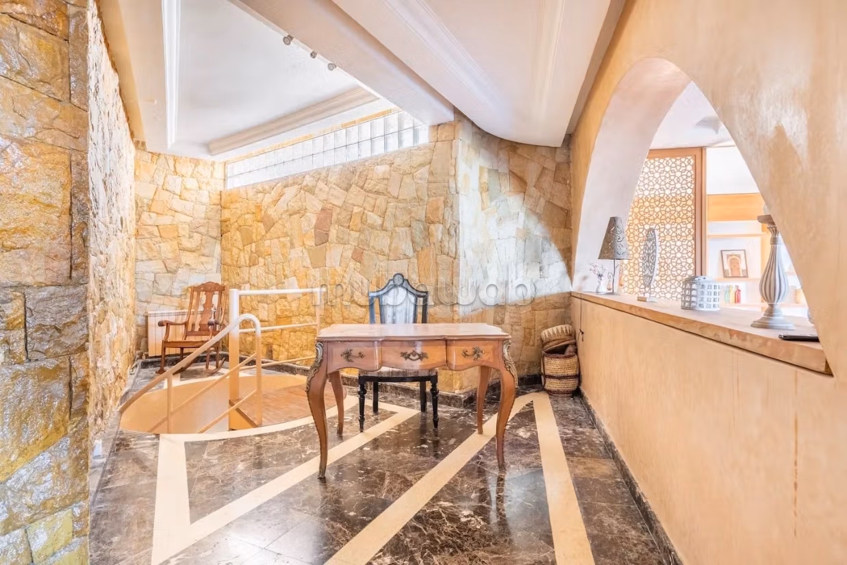 Villa de standing à louer pour vos vacances à Jbel Kbir. Superficie 1000 m². Jardin et terrasse