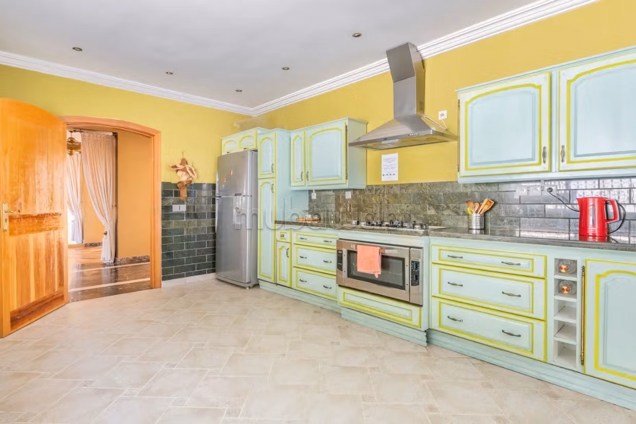 Villa de standing à louer pour vos vacances à Jbel Kbir. Superficie 1000 m². Jardin et terrasse