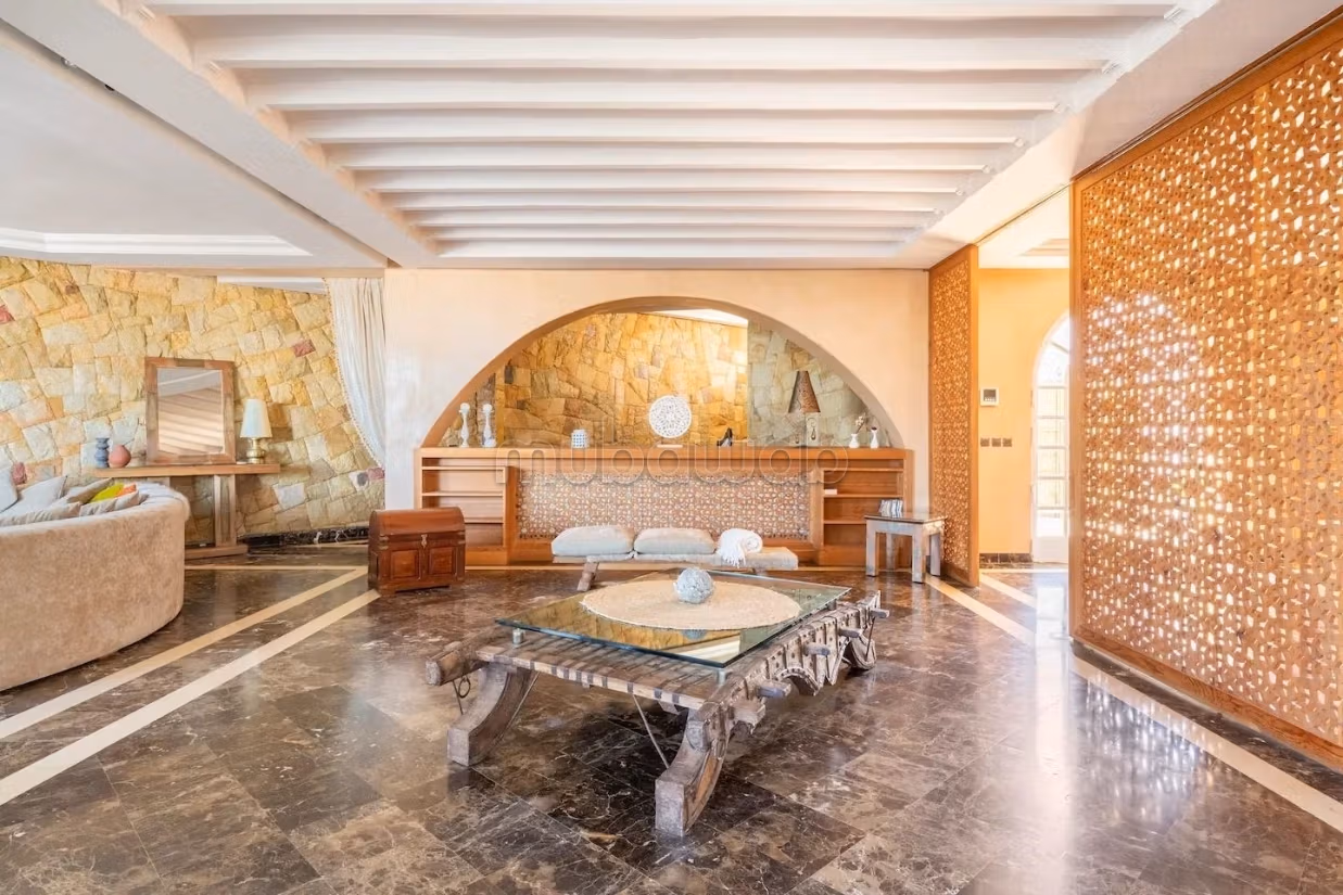 Villa de standing à louer pour vos vacances à Jbel Kbir. Superficie 1000 m². Jardin et terrasse