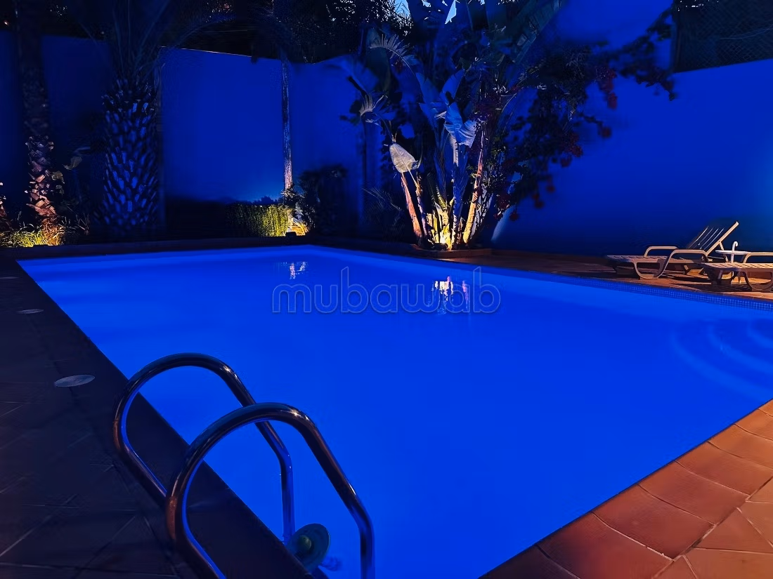 Villa de standing à louer pour vos vacances à Jbel Kbir. Superficie 1000 m². Jardin et terrasse