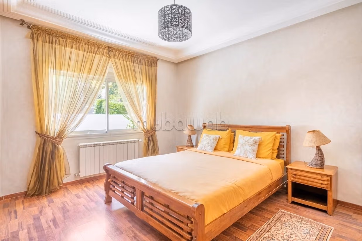 Villa de standing à louer pour vos vacances à Jbel Kbir. Superficie 1000 m². Jardin et terrasse