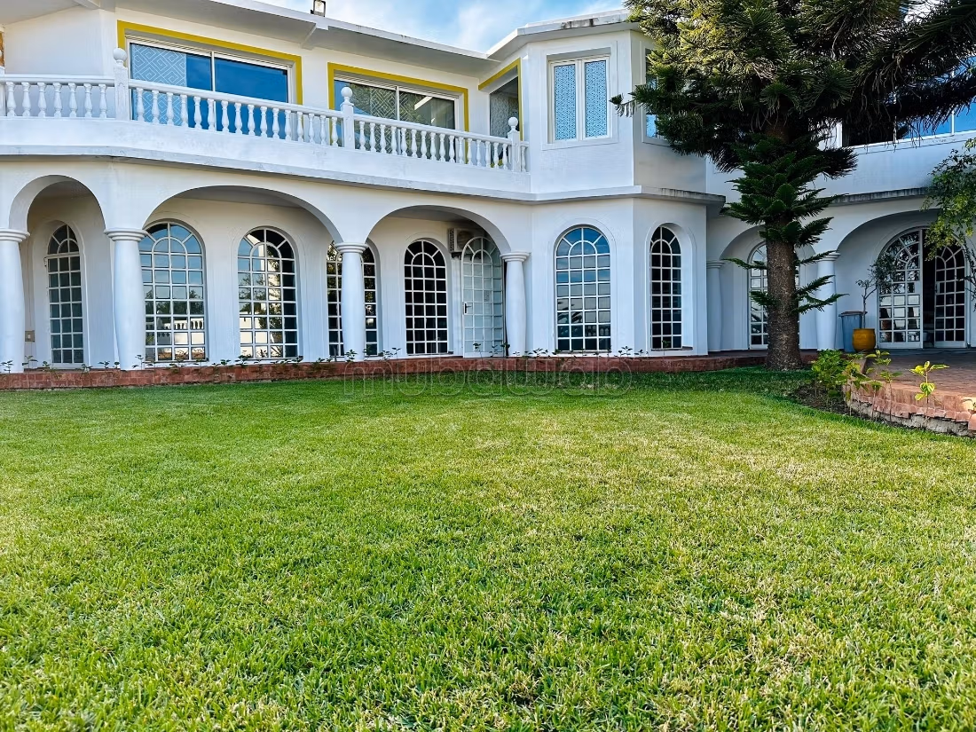 Villa de standing à louer pour vos vacances à Jbel Kbir. Superficie 1000 m². Jardin et terrasse