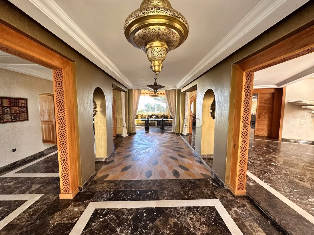 Villa de standing à louer pour vos vacances à Jbel Kbir. Superficie 1000 m². Jardin et terrasse