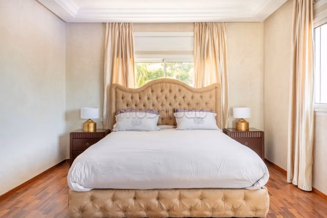 Villa de standing à louer pour vos vacances à Jbel Kbir. Superficie 1000 m². Jardin et terrasse