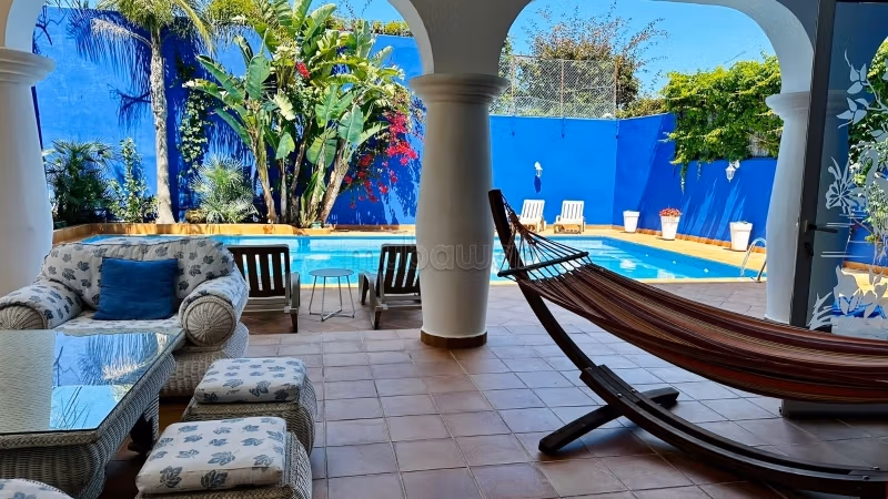 Villa de standing à louer pour vos vacances à Jbel Kbir. Superficie 1000 m². Jardin et terrasse