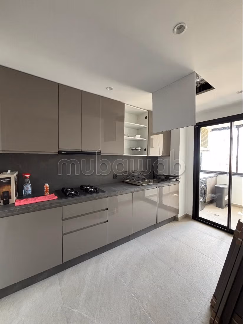 Appartement en location à De La Plage.
Surface de 130 m².
Meublé — 5