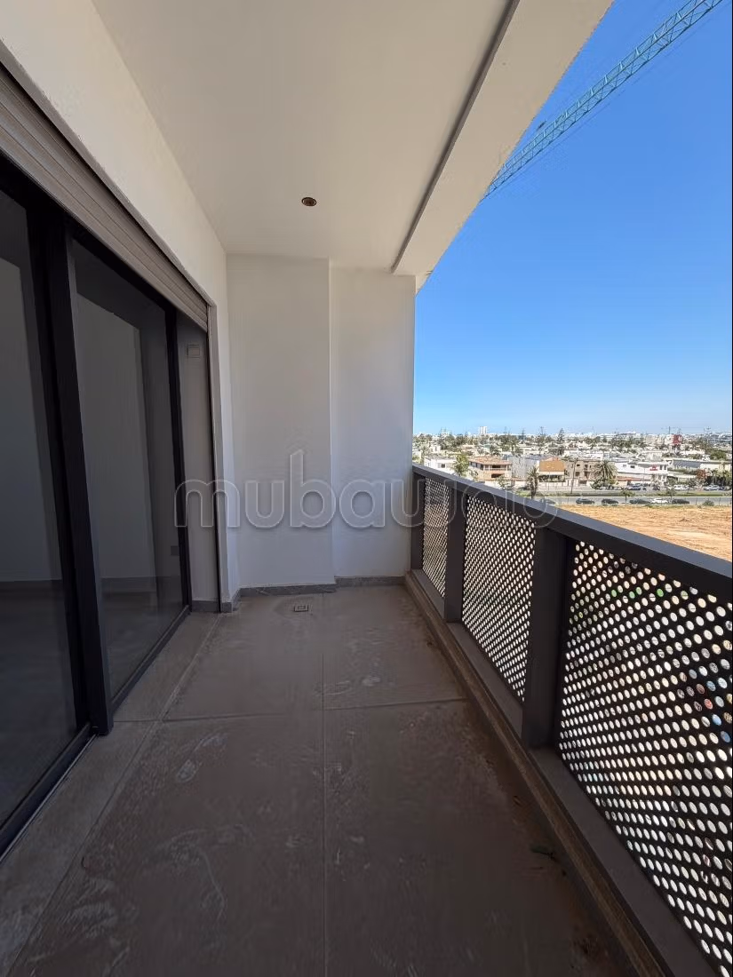 Empty apartment for rent in CFC