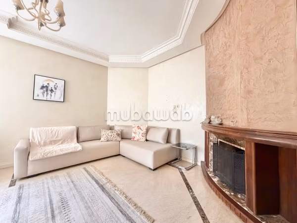 Appartement à louer à Bourgogne Ouest. 3 grandes pièces. Meublé