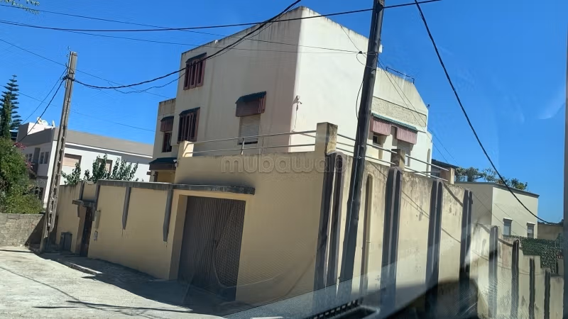 Villa de luxe à vendre à Jbel Kbir. 5 belles chambres. Système de parabole et salon marocain